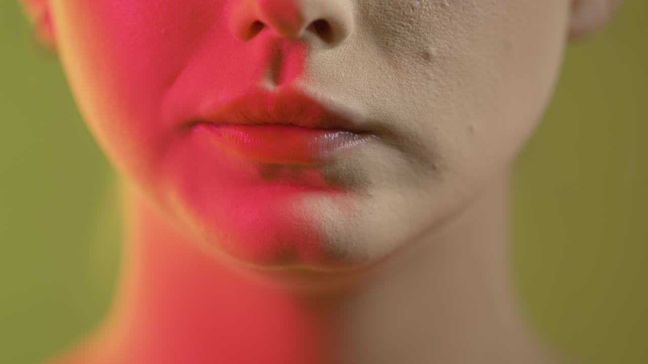 여성의 입을 고 파란색 혀를 어내는, 스튜디오 촬영