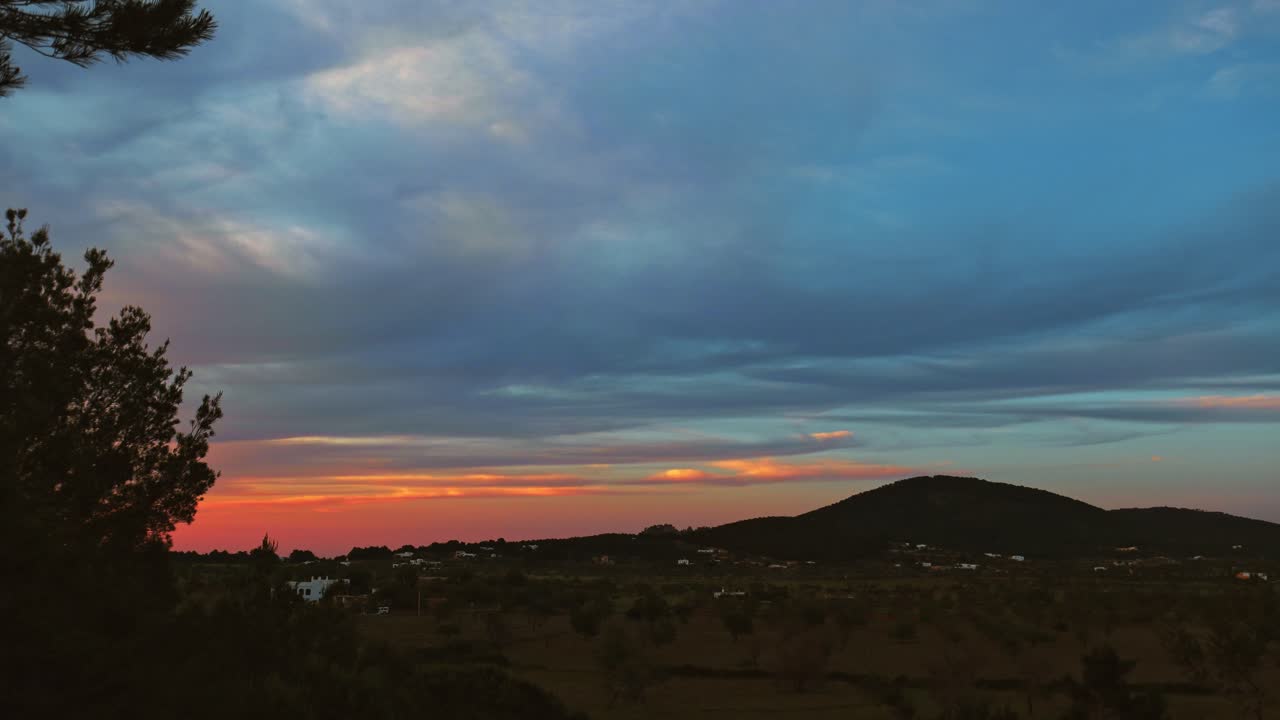 스페인 이비자 섬의 산들 위로 아름다운 일몰의 저속