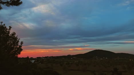 timelapse de la hermosa puesta de sol sobre las montañas en la isla de ibiza, españa