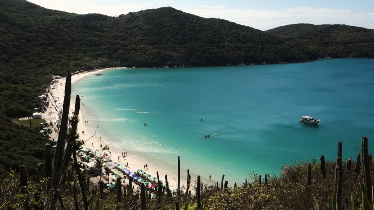 vista estática panorámica de la playa de forno en arraial do cabo, estado de río de janeiro, brasil