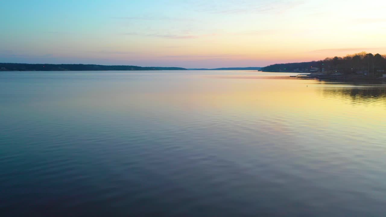 agua tranquila del lago con hermosos reflejos durante la puesta de sol en el gran lago de los cherokees, oklahoma