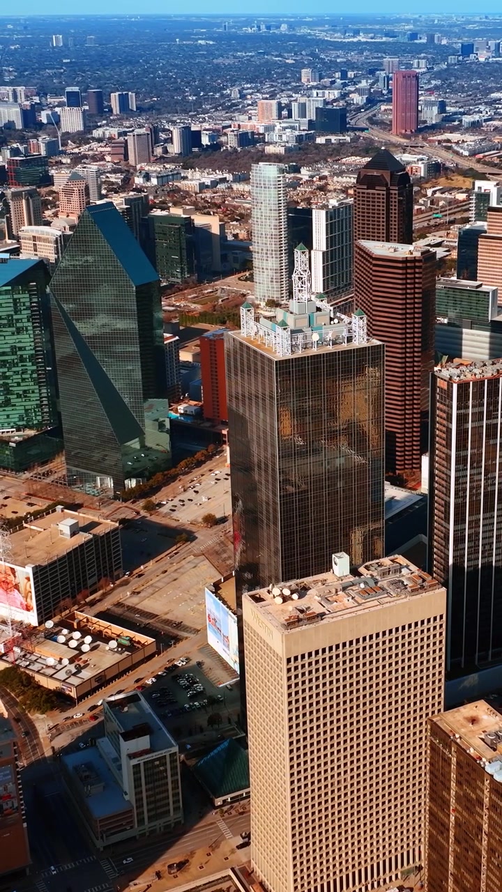 Vari grattacieli nel centro della moderna Dallas, Texas, USA. Vasto paesaggio urbano dall'alto. Video verticale.