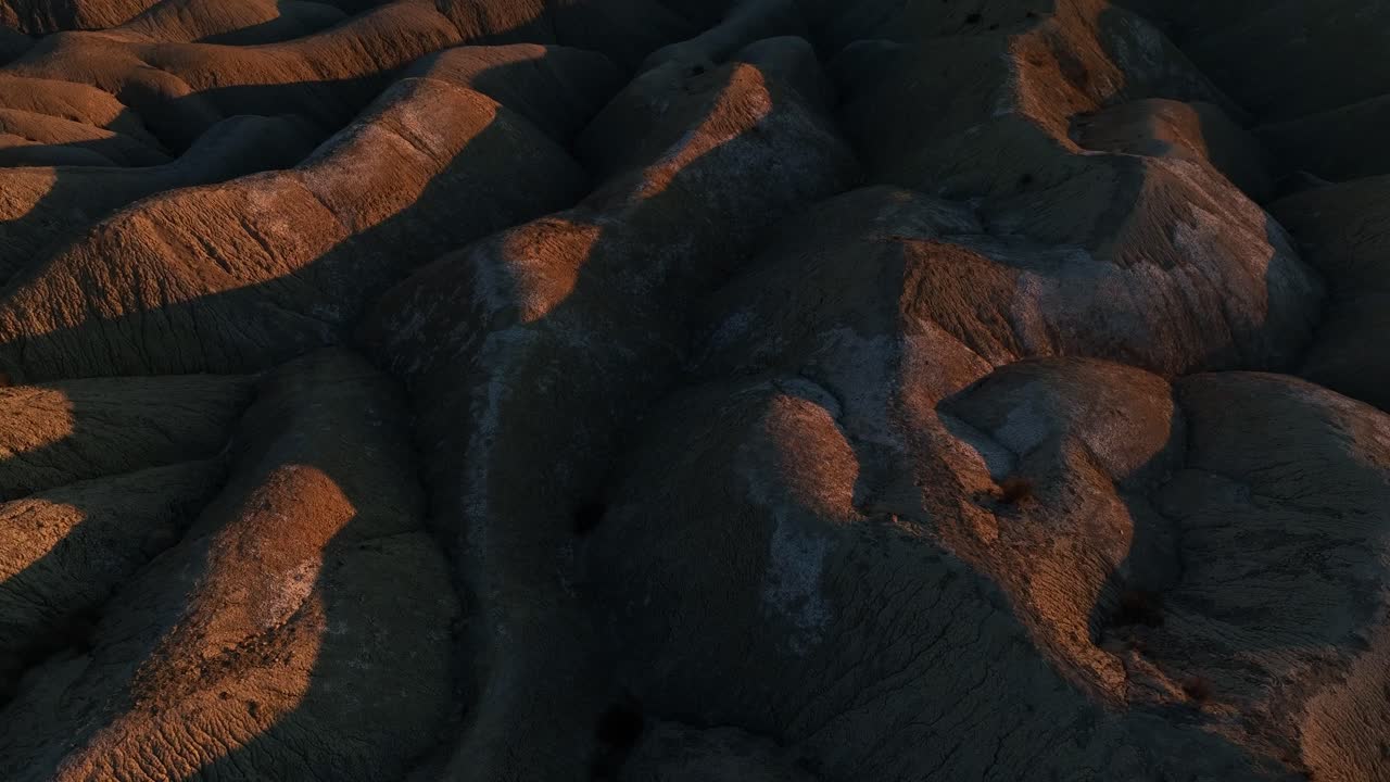 terreno seco de tierras baldías por la noche