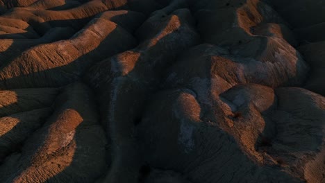 Trockenes-Gelände-Von-Badlands-In-Der-Abendzeit