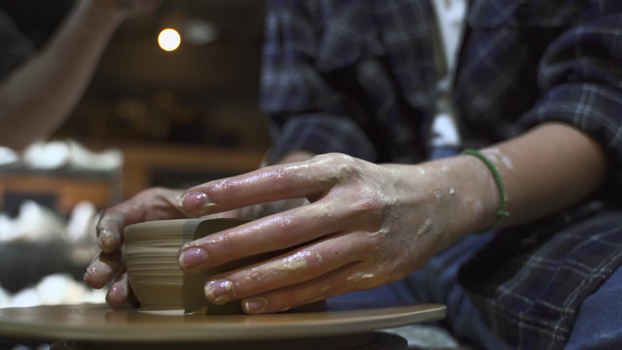 도자기 바 에 점토 를 형성 하는 여자