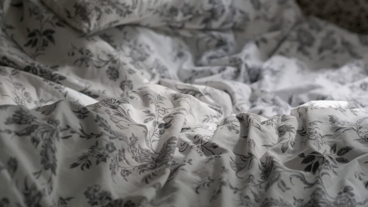 Luce che cade sul letto dalla finestra, biancheria da letto