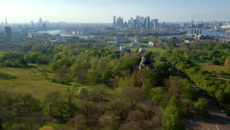 London-Greenwich-–-Drohnenschuss-Nach-Vorne-In-Richtung-Der-Wolkenkratzer-Der-Isle-Of-Dogs