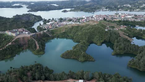 Halbinselinseln-Im-Paradiesischen-Guatape-ferienort-Medellin-Luftdrohnen-erstklassiger-Blick-Auf-Das-Kolumbianische-Dorf