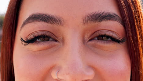 ogen, visie en portret met vrouw en wimpers