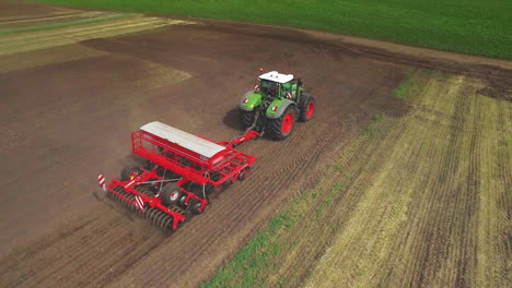 Máquina-De-Sembrar-Trabajando-En-Campo-Agrícola.-Industria-Agrícola