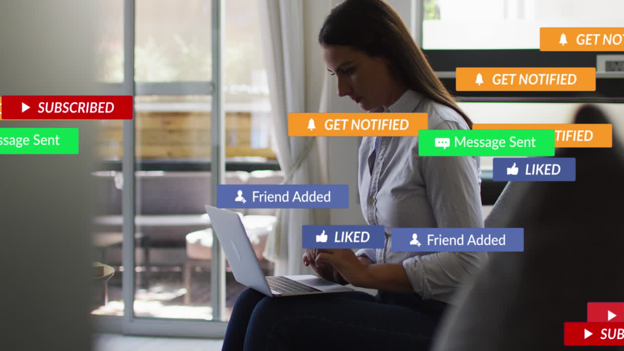 animación de iconos de las redes sociales contra una mujer de negocios caucásica que usa una computadora portátil en la oficina.