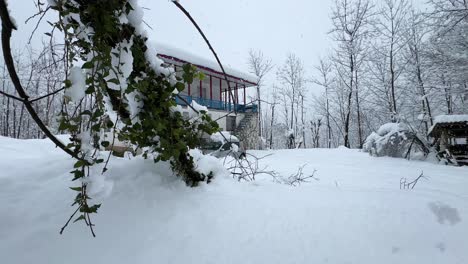 Traditionelles-Walddorfleben,-Holzhaus-Im-Hyrkanischen-Wald-Zur-Wintersaison,-Starker-Schneefall-In-Der-Stadt,-Wunderbare-Naturlandschaft-Des-Ländlichen-Dorfes,-Landfahrzeugpark,-Abgebrochener-Baum,-Malerischer-Schneefall