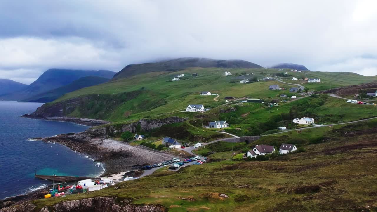 바다 옆 산 항구 마을의 푸시 인 드론 샷