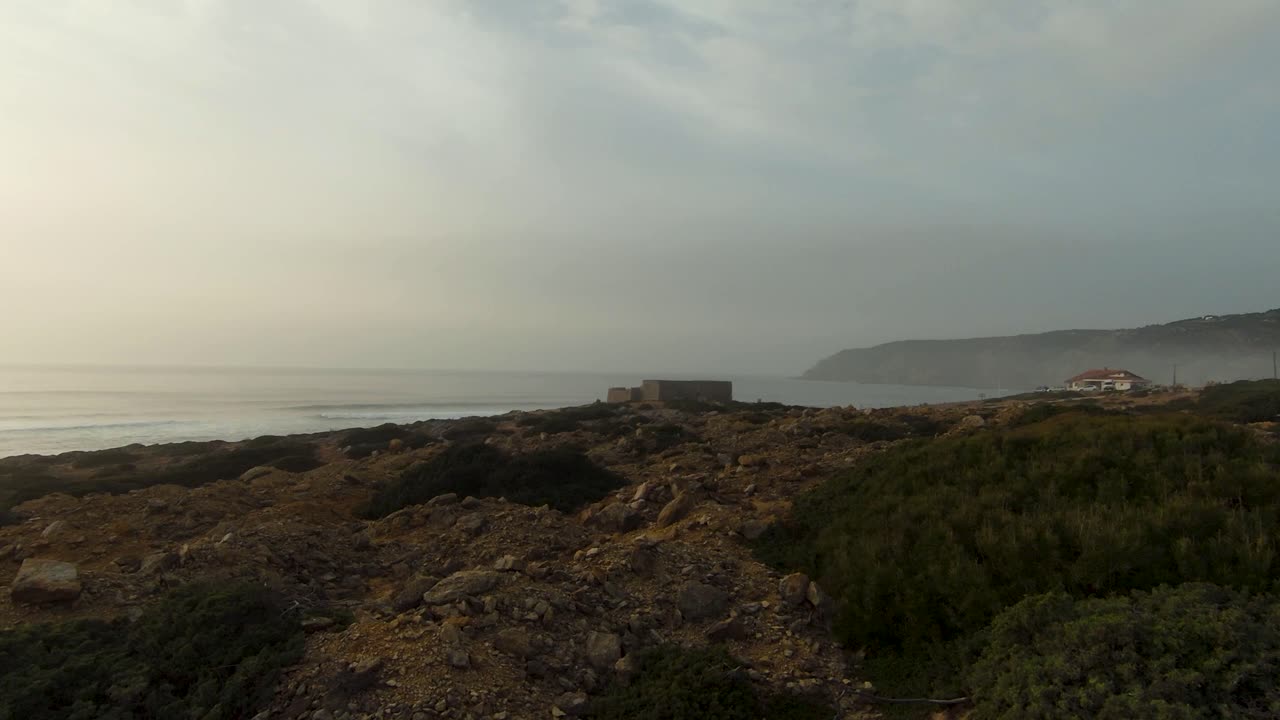 primer plano de un dron despegando en medio de la arena con el mar al fondo en guincho, cascais