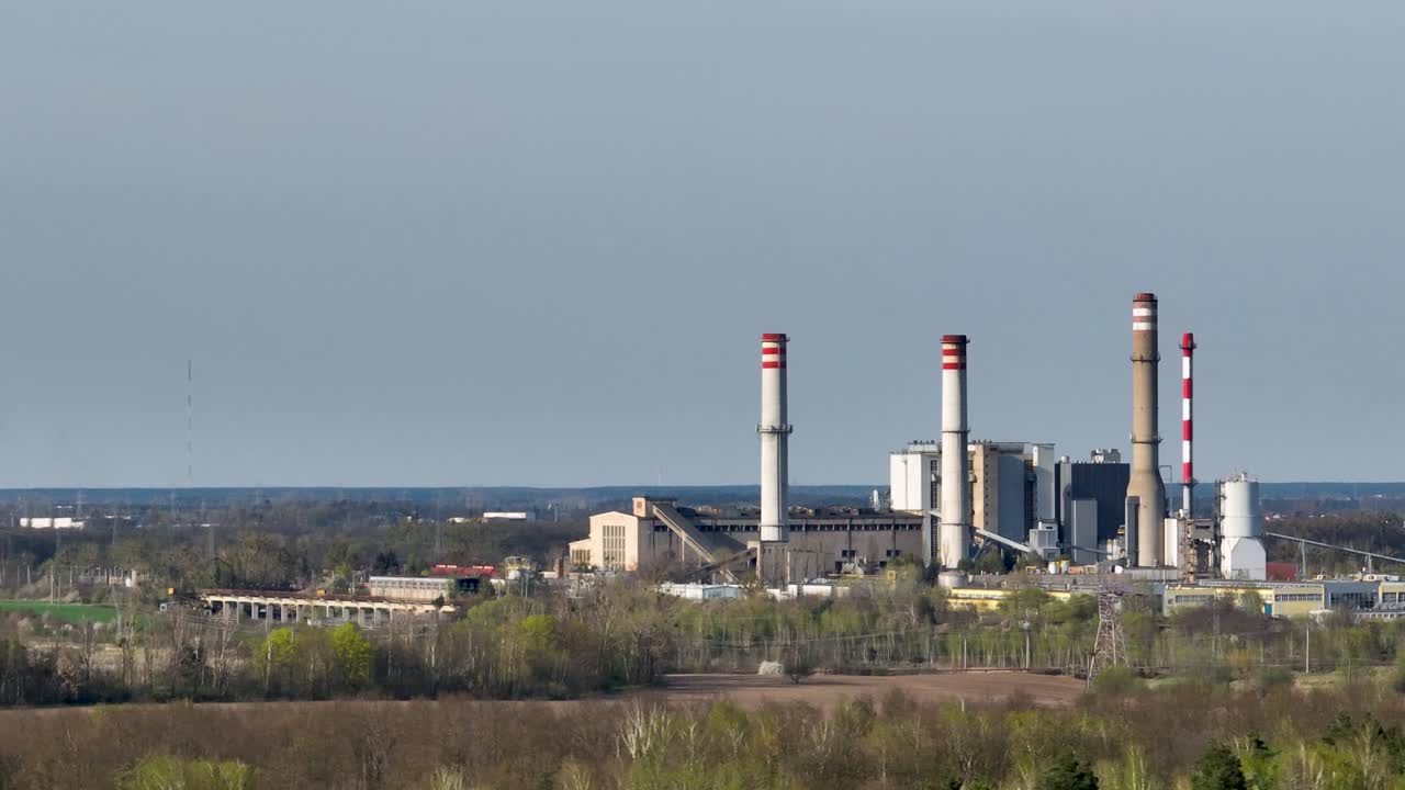 дрон вращается вокруг угольной электростанции в конине польша , старая электростанция заменена на производство ядерной энергии