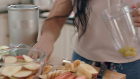 Feliz-Adolescente-Con-Sobrepeso-Bailando-En-La-Cocina-Haciendo-Batidos-Divirtiéndose-Celebrando-Una-Dieta-Saludable-En-Casa-Disfrutando-Del-Compromiso-Con-El-Estilo-De-Vida