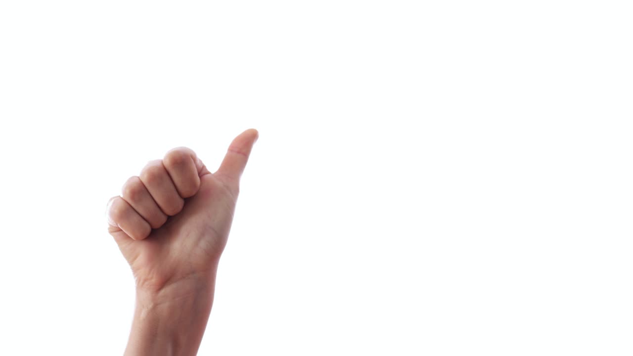 mujer mostrando algún signo con la mano