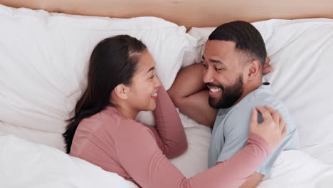 Happy-couple,-bed-and-laughing-in-funny-morning