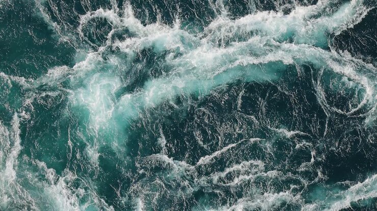 Blaue Wasserwellen von Fluss und Meer treffen bei Ebbe und Flut aufeinander