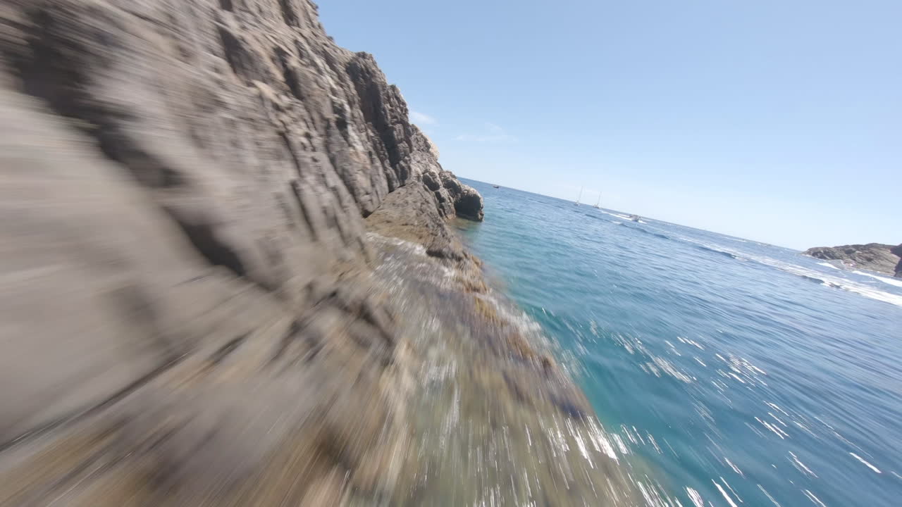 Drone FPV dinamico in volo sopra una località di mare estiva con molte barche a motore, Spagna