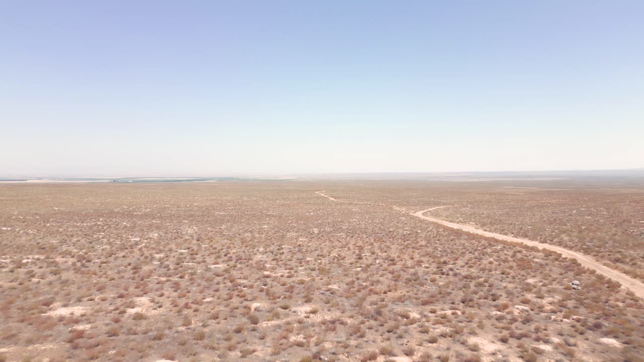 이다호의 길고 뜨거운 먼지로 평평하고 건조한 사막에서 영원히 이어지는 것처럼 보입니다.