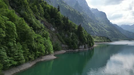 Klöntalersee-Cantón-De-Glarus-Gran-Lago-En-Suiza