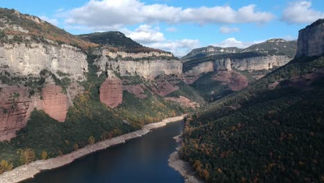 Vistas-Aéreas-Del-Embalse-De-Sau-En-Cataluña-Con-Una-Iglesia-En-El-Medio