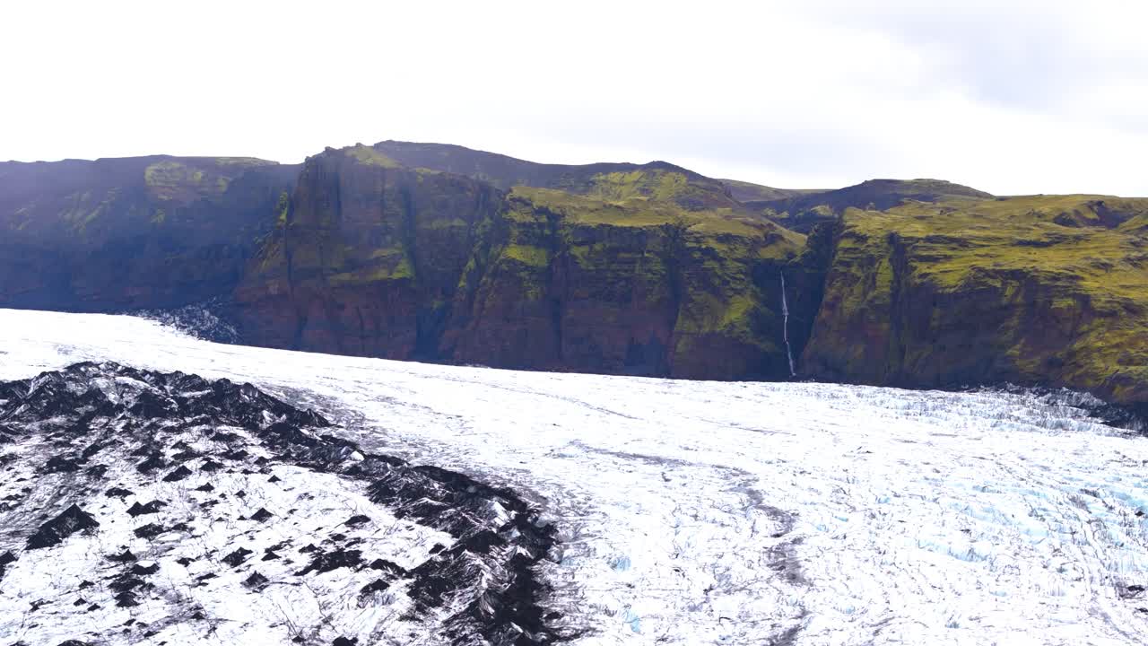 빙판 과 바위 산 의 혼합물 인 풍경 의 항공 초현실적 인 전망