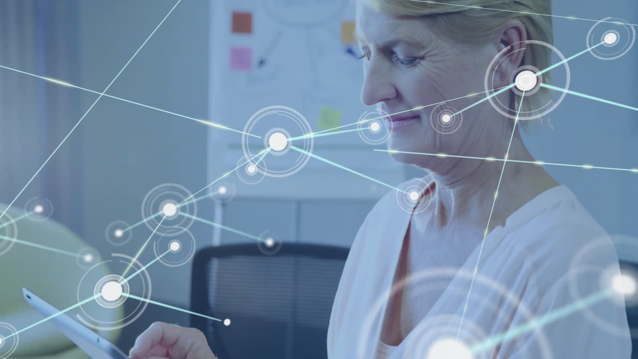 animación de la red de conexiones a través de una mujer de negocios caucásica usando una tableta