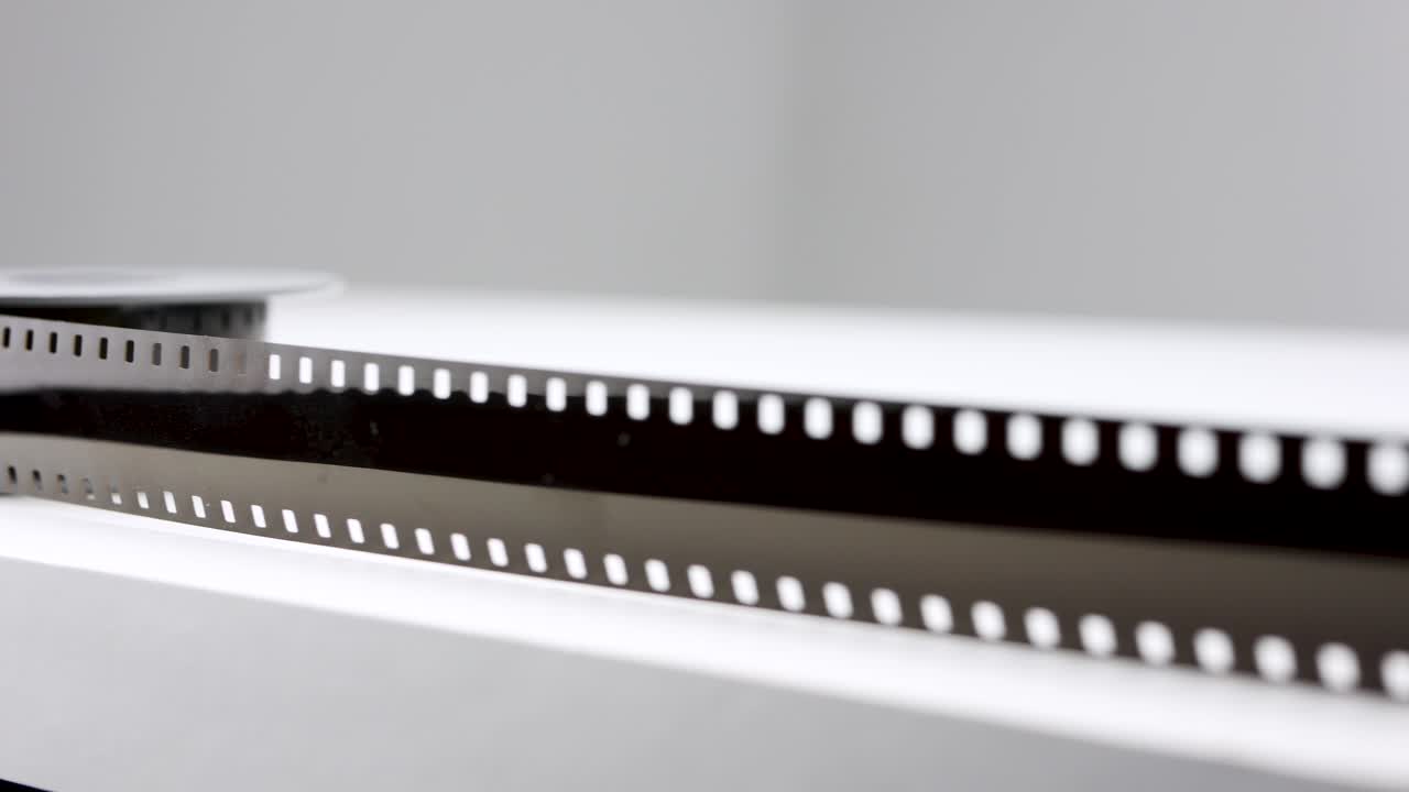 스튜디오의 흰색 테이블에 있는 8mm 오래된 빈티지 필름의 슬라이딩 샷
