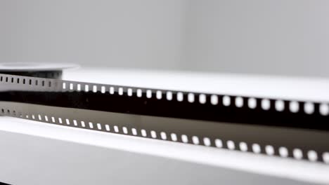 toma deslizante de una película antigua de 8 mm sobre una mesa blanca en el estudio