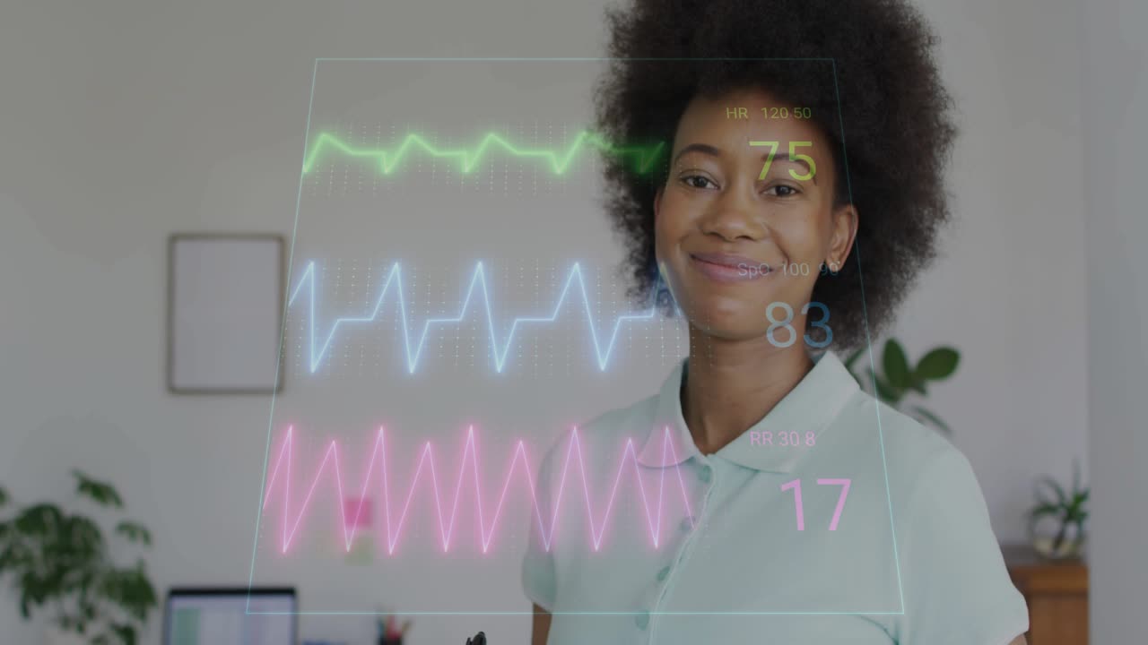 Profesional sanitario observando gráficos de signos vitales y tomando notas mientras fluctúa y sonríe con confianza