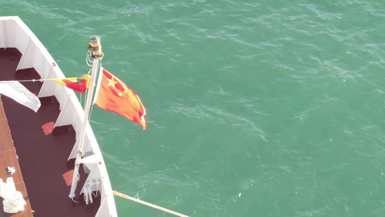volando en el viento en la popa del buque, bandera nacional y emblema de china