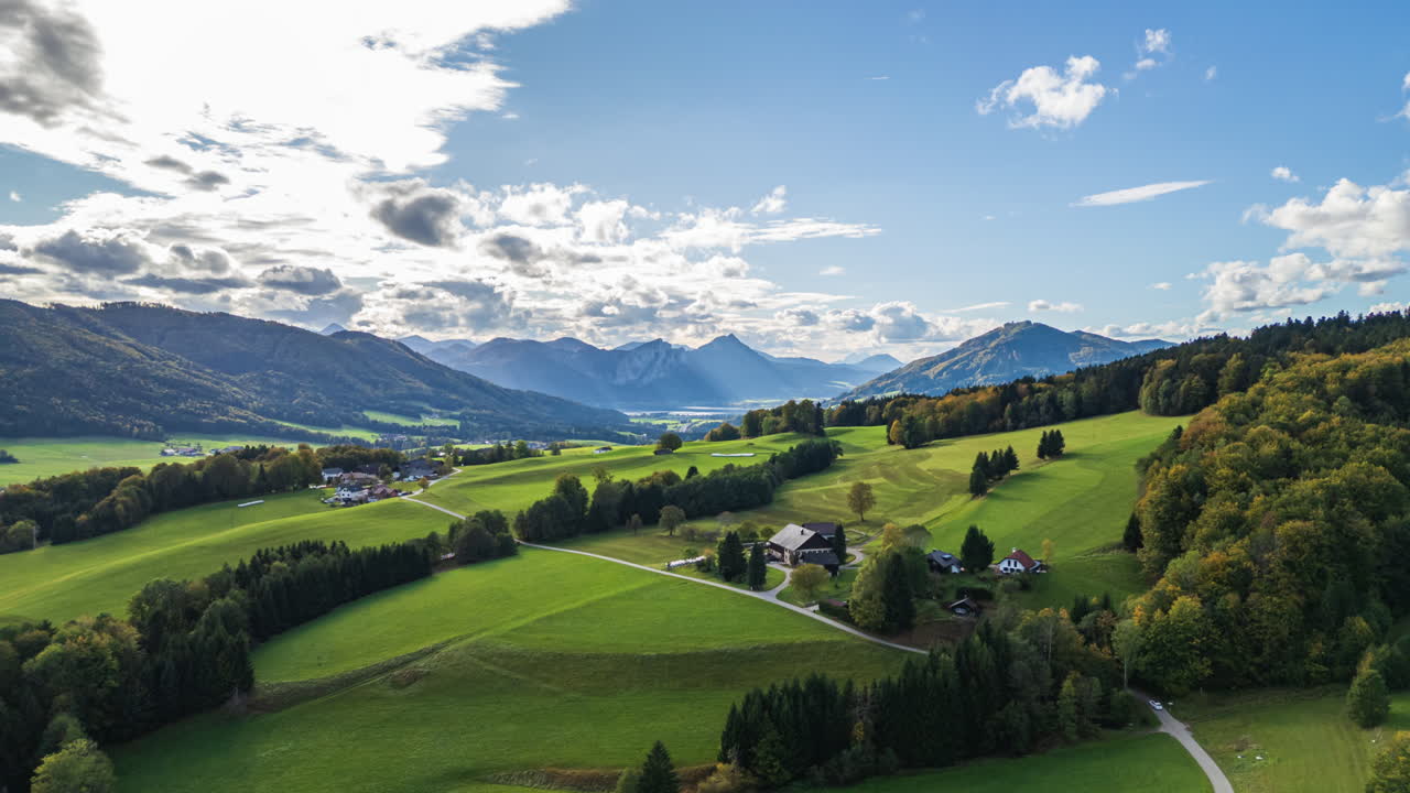 La campagna austriaca con le Alpi e il Lago Attersee in lontananza - hyperlapse aereo