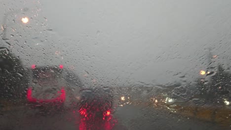 conduciendo en la carretera con fuertes lluvias