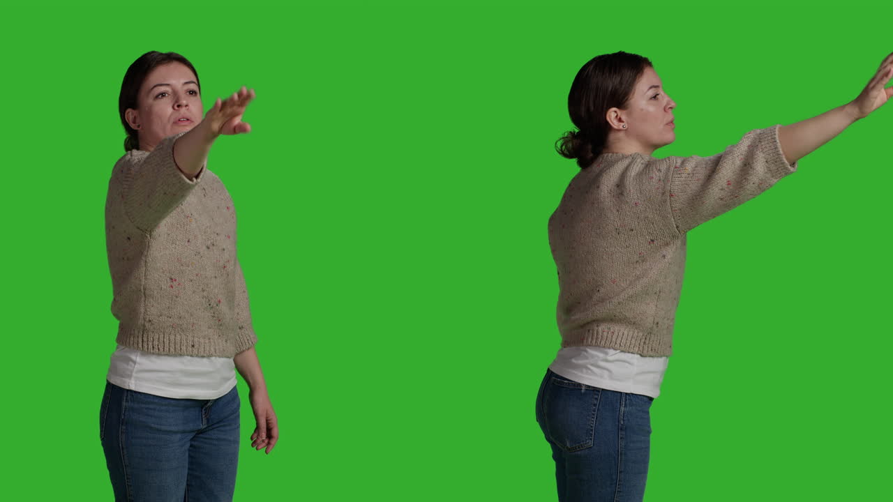 Mulher apontando na tela verde