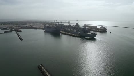 barcos de la armada en el puerto en una base