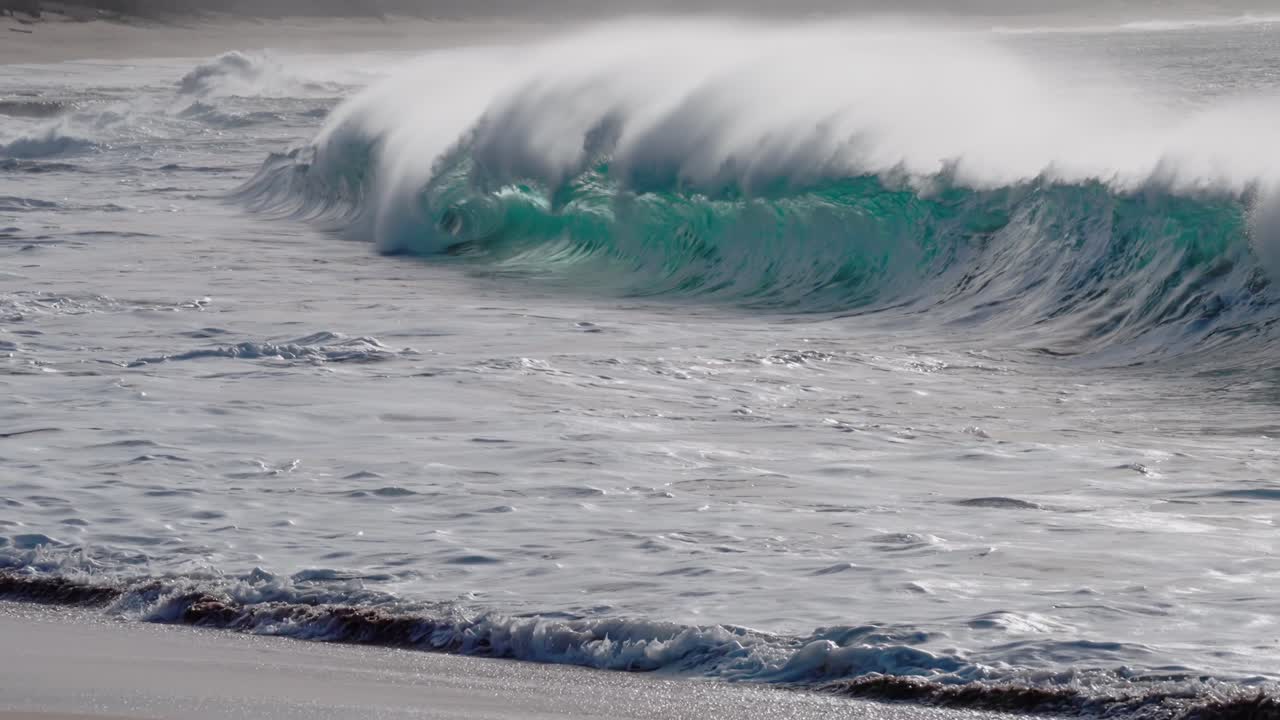 hermosas olas del océano en cámara lenta chocando y rompiendo en la orilla del mar en hawaii
