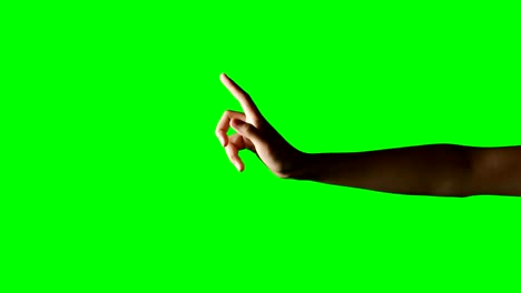 persona haciendo un gesto de la mano contra el fondo de la pantalla verde