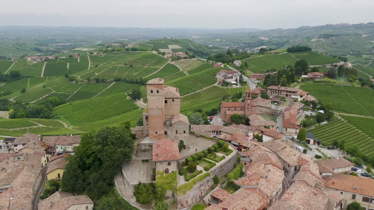 serralunga d'alba, langhe 지역, cuneo, 피에몬테, 이탈리아. 마을과 포도의 4k 공중 풍경. langhe-roero와 monferrato. 마을 위에서 뒤로 날아갑니다.