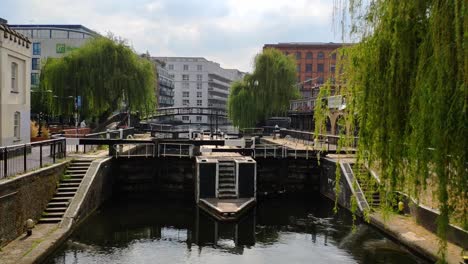 La-Famosa-Vista-De-Camden-Lock-De-Londres-En-Un-Día-Muy-Tranquilo-Y-Soleado