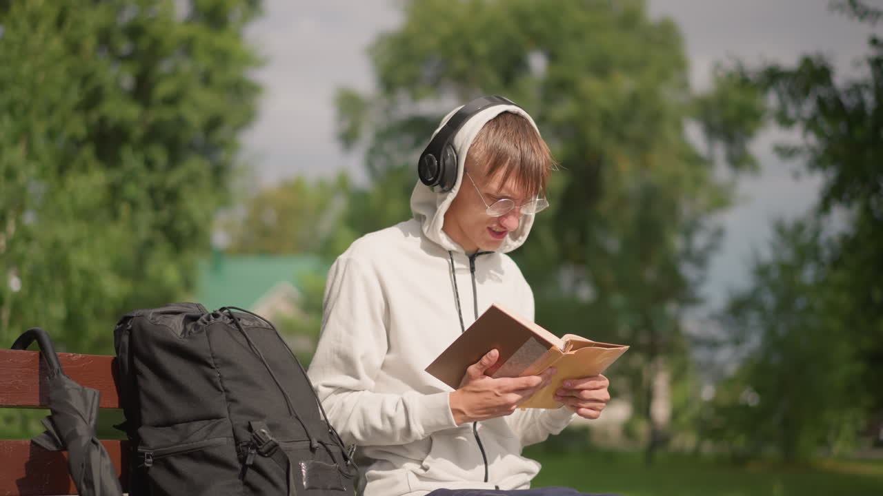 헤드폰을 끼고 공부하는 젊은이, 교과서를 검토하는 대학생, 구절에 주석을 다는 시인, 아이디어를 연구하는 콘텐츠 제작자, 휴식을 취하는 통근자, 발음을 연습하는 어학 학습자
