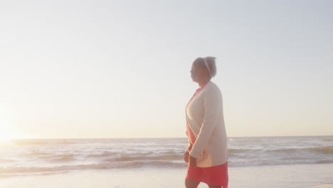 Feliz-Anciana-Afroamericana-Caminando-En-La-Playa,-En-Cámara-Lenta,-Con-Espacio-Para-Copiar