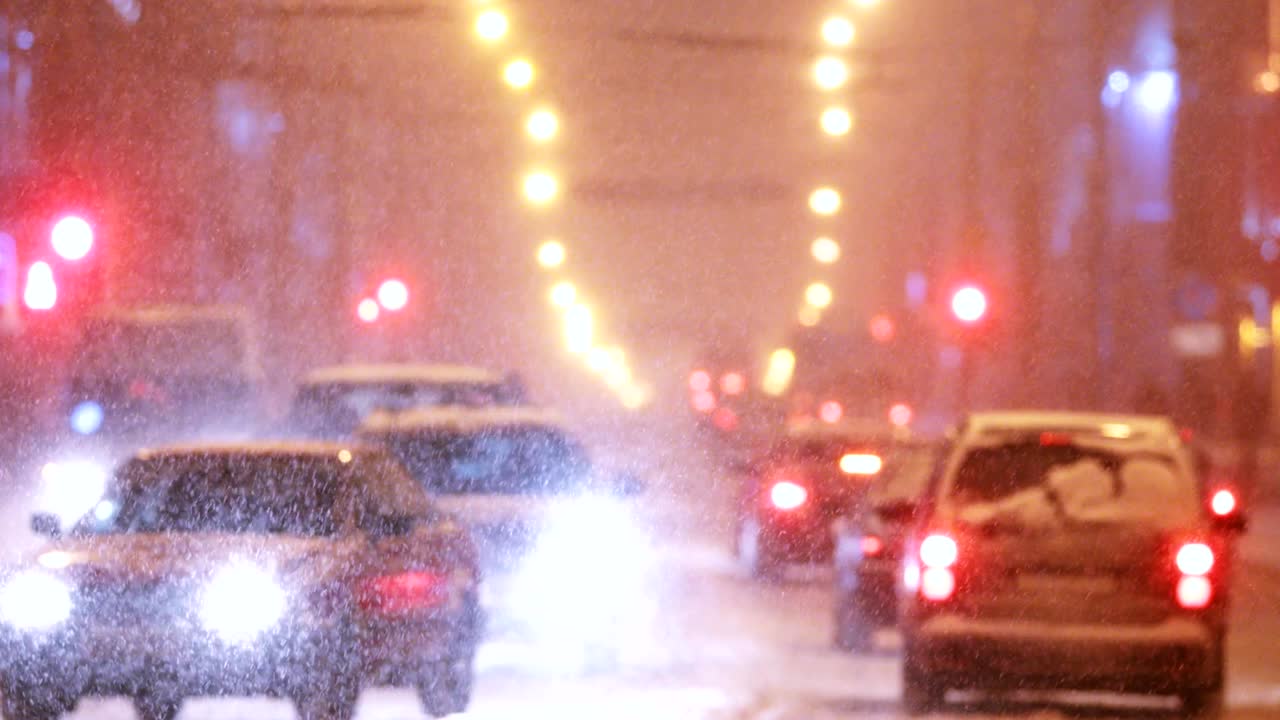 겨울에 도시 교통 눈 폭풍 저녁 또는 밤 시간