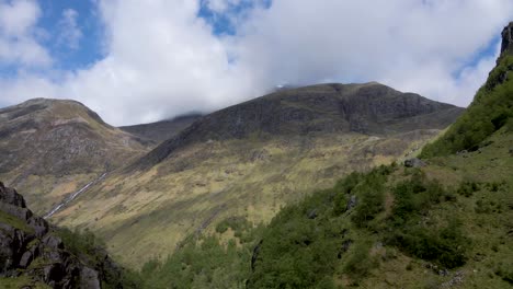 Imágenes-Aéreas-De-Drones-De-4k-Cerca-De-Las-Montañas-De-La-Ruta-De-Senderismo-En-Las-Tierras-Altas-Escocesas-De-Escocia