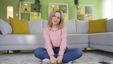 una adolescente feliz y satisfecha. él sonríe a la cámara.