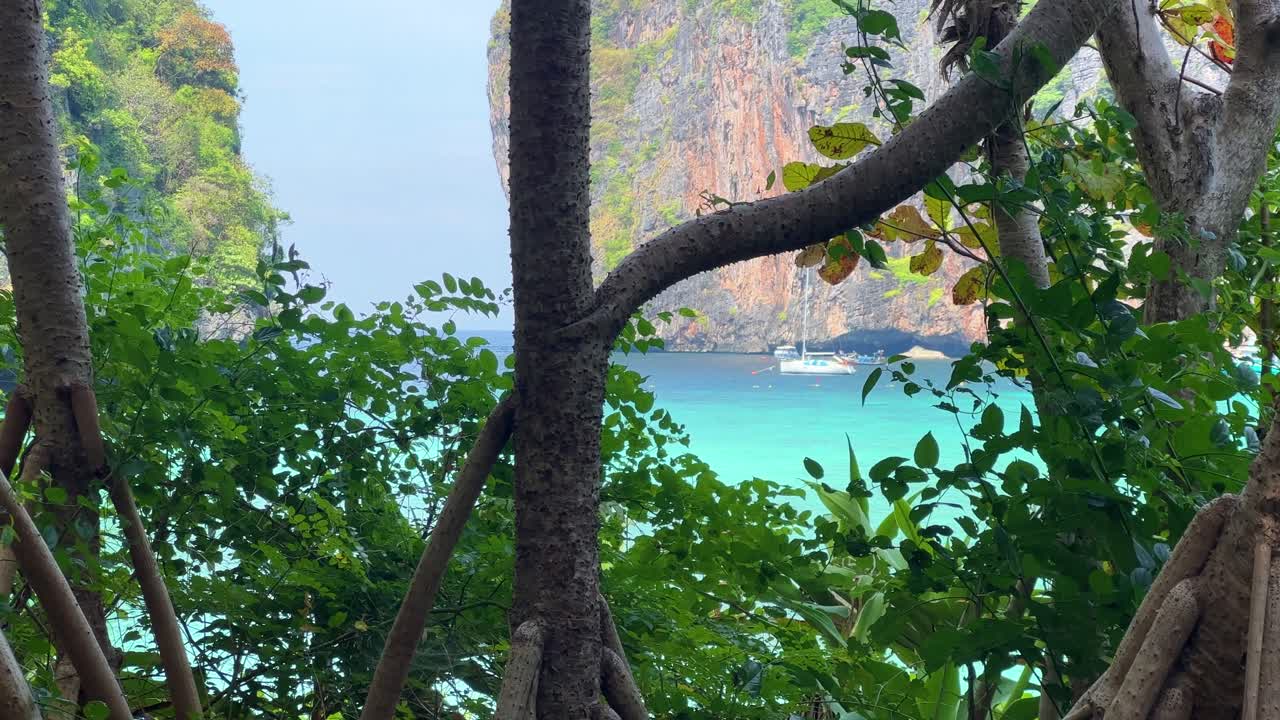 Baia di Maya nel Parco Nazionale delle Isole Phi Phi, con le sue onde, la spiaggia di sabbia e le splendide acque cristalline, una popolare destinazione turistica a Krabi, nel sud della Thailandia.