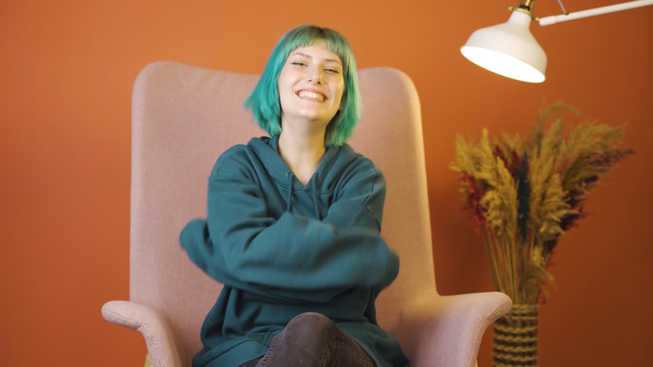 젊은 여자가 카메라를 안아줍니다.