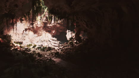 cueva en un volcán extinto cubierto de hierba y plantas