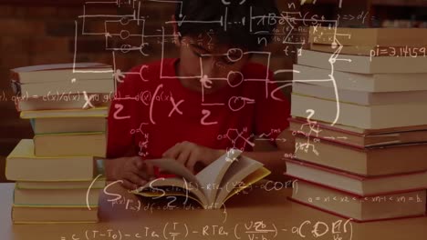 ecuaciones matemáticas flotando contra un niño caucásico leyendo un libro en la biblioteca